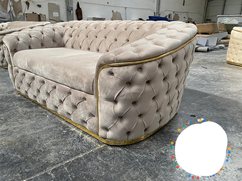 Chrometrimsofa goldtrimsofa velvetsofa dubaisofacollection plushvelvetsofas luxurysofa uniquesofas furniture sofas 3+2sofa homedecor design interiordesign livingroom home furnituredesigns love bespoke bespokesofas velvetsofa 