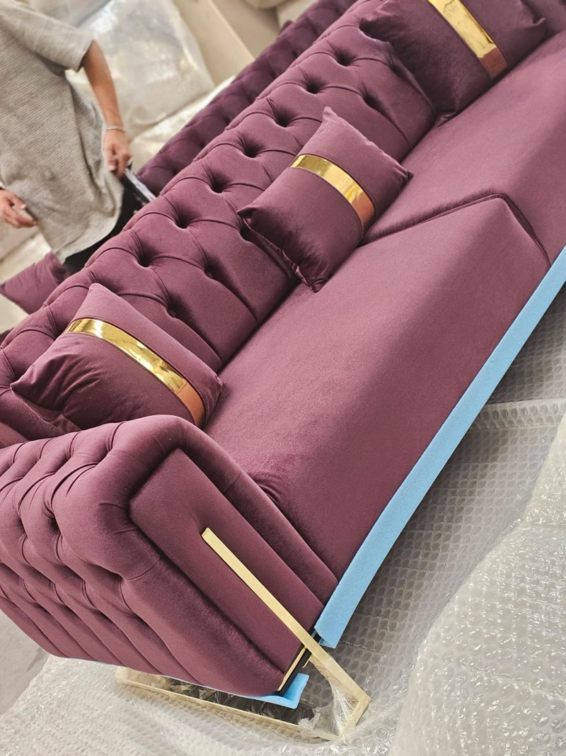 Chrometrimsofa goldtrimsofa velvetsofa dubaisofacollection plushvelvetsofas luxurysofa uniquesofas furniture sofas 3+2sofa homedecor design interiordesign livingroom home furnituredesigns love bespoke bespokesofas velvetsofa 